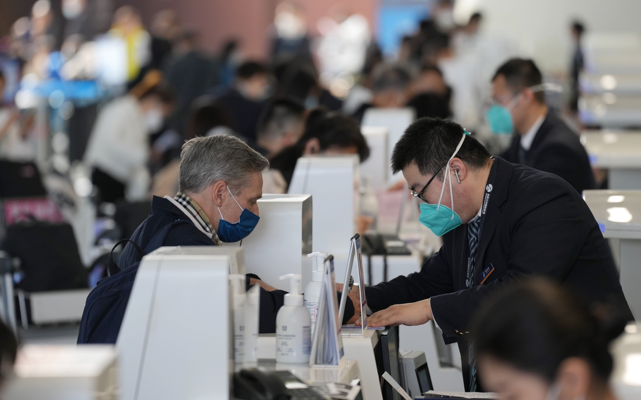 一名外国旅客在大兴机场办理值机手续。新京报记者 陶冉 摄