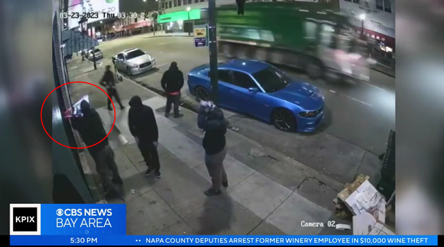 窃贼使用工作撬开餐厅前门。图源：CBS视频截图