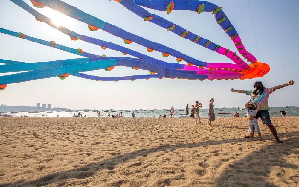 ▲2月27日，游客在泰国芭提雅海滩观赏风筝。图/新华社