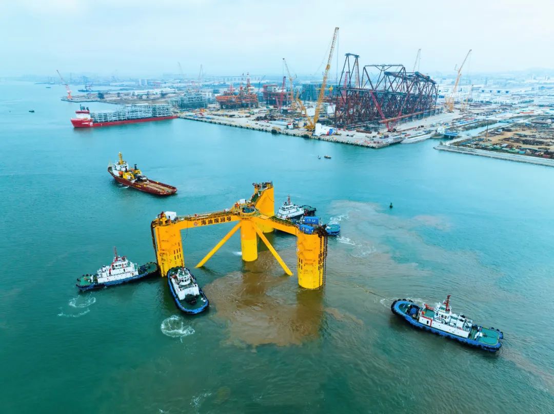 ▲“海油观澜号”浮式基础进港靠泊中国海油珠海制造基地。李雪松/摄