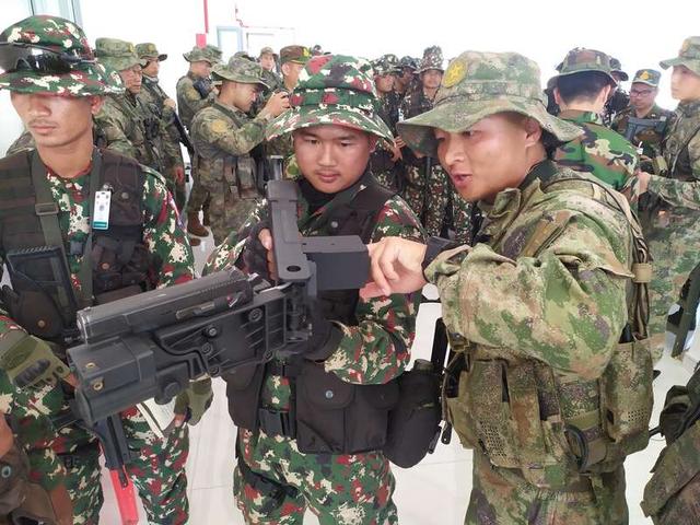 3月24日,柬埔寨王家军某训练基地,中柬"金龙-2023"联演的两军官兵混合