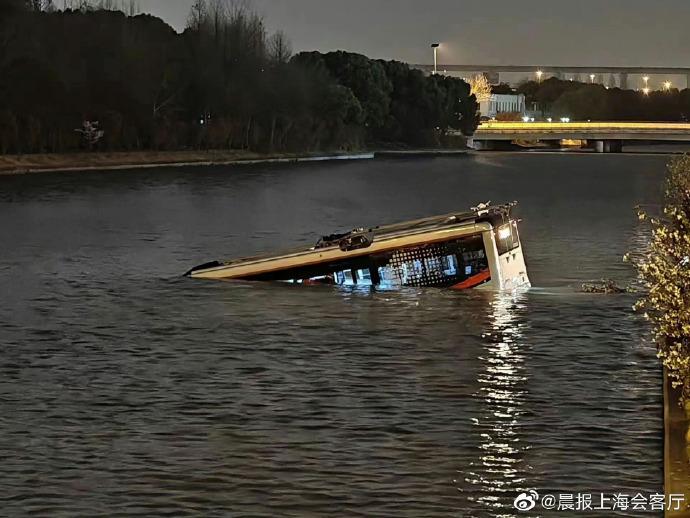 突发！上海一公交车坠入河中，涉事司机被救出休闲区蓝鸢梦想 - Www.slyday.coM