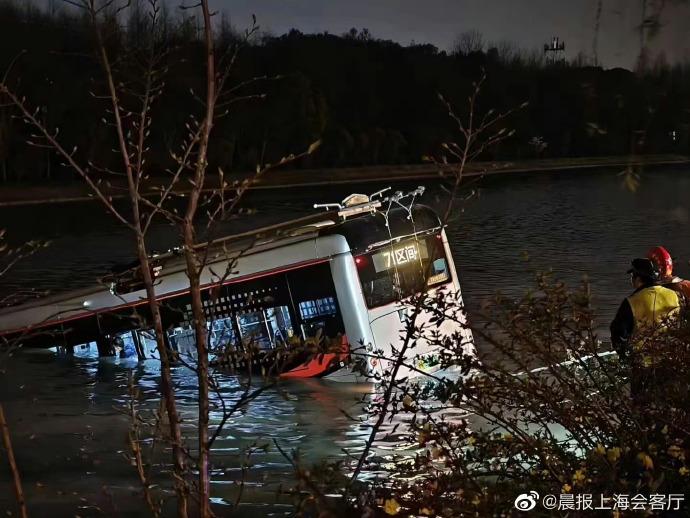 突发！上海一公交车坠入河中，涉事司机被救出休闲区蓝鸢梦想 - Www.slyday.coM