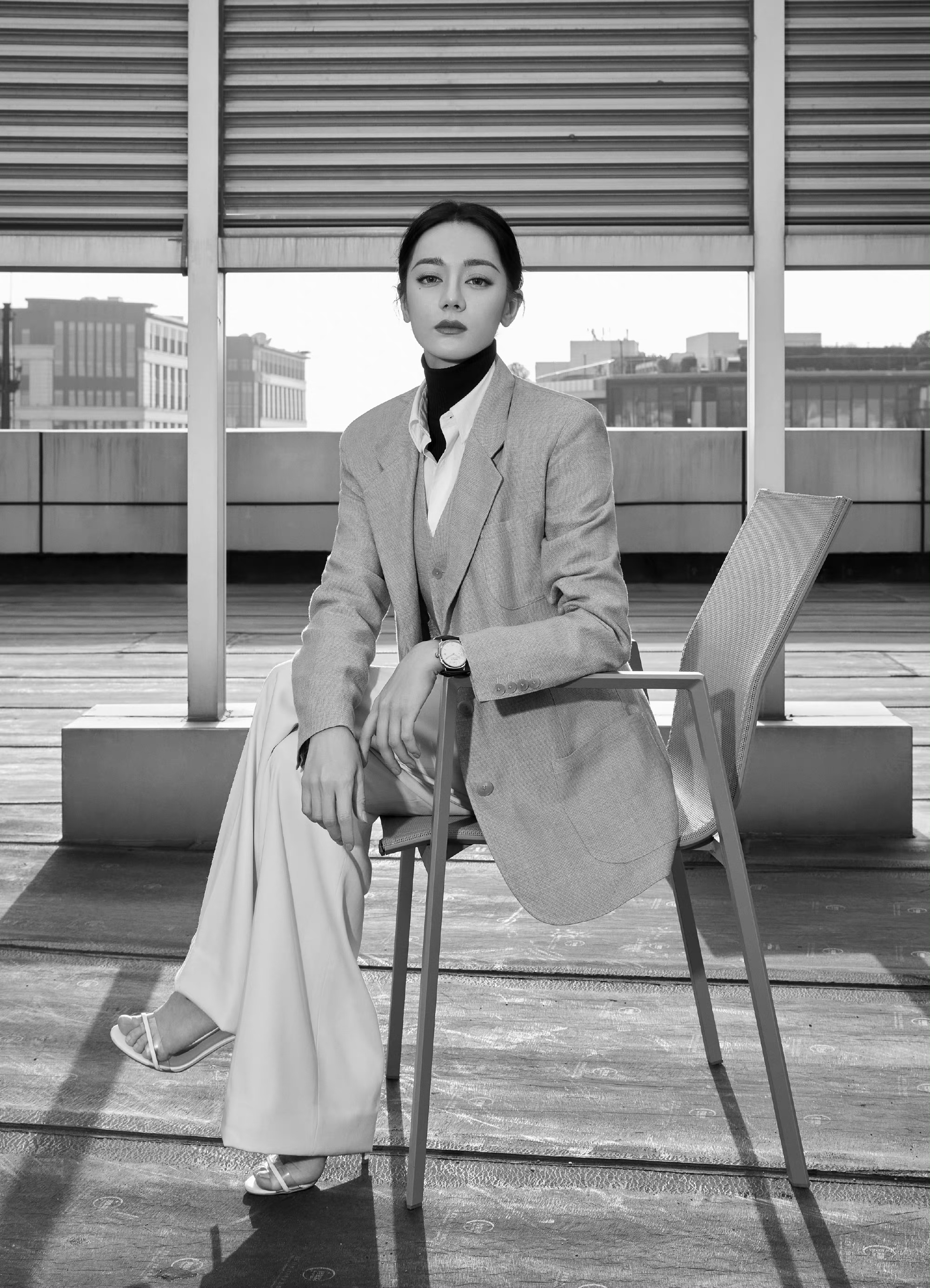 迪丽热巴最新造型 素色西装飒美女霸总