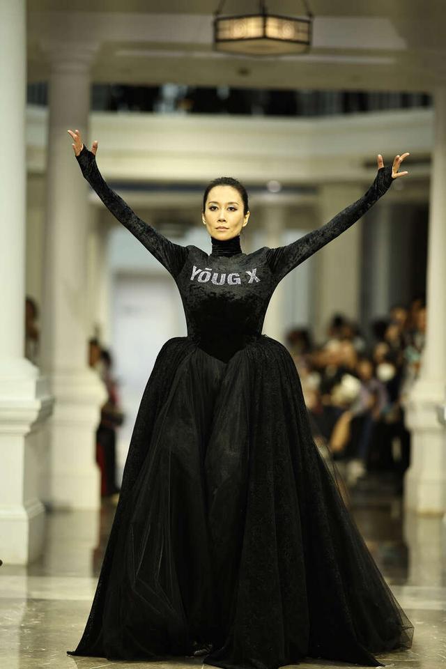 著名演员温峥嵘展示yo00ug x最新时装.刘占崑/摄