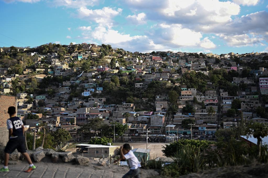 这是3月25日拍摄的洪都拉斯科马亚瓜一处村庄。新华社记者辛悦卫摄