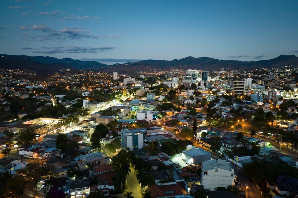 这是3月25日航拍的洪都拉斯首都特古西加尔巴。新华社记者辛悦卫摄