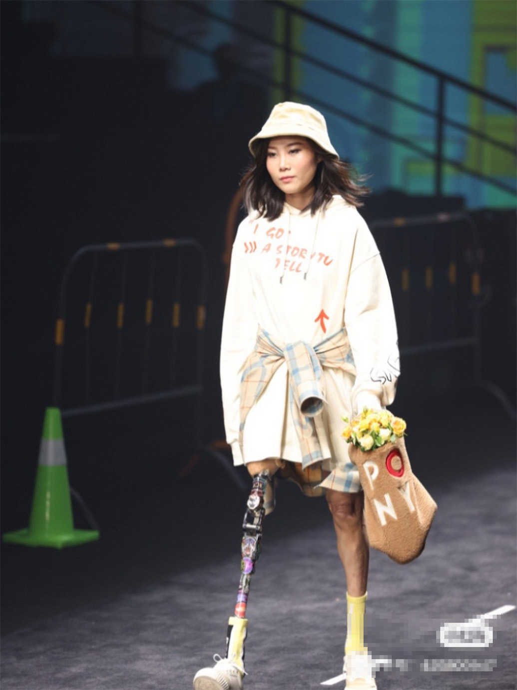 汶川地震幸存女孩遭遇网暴:我要站出来,让更多残疾人感受到力量(含视频)_手机新浪网