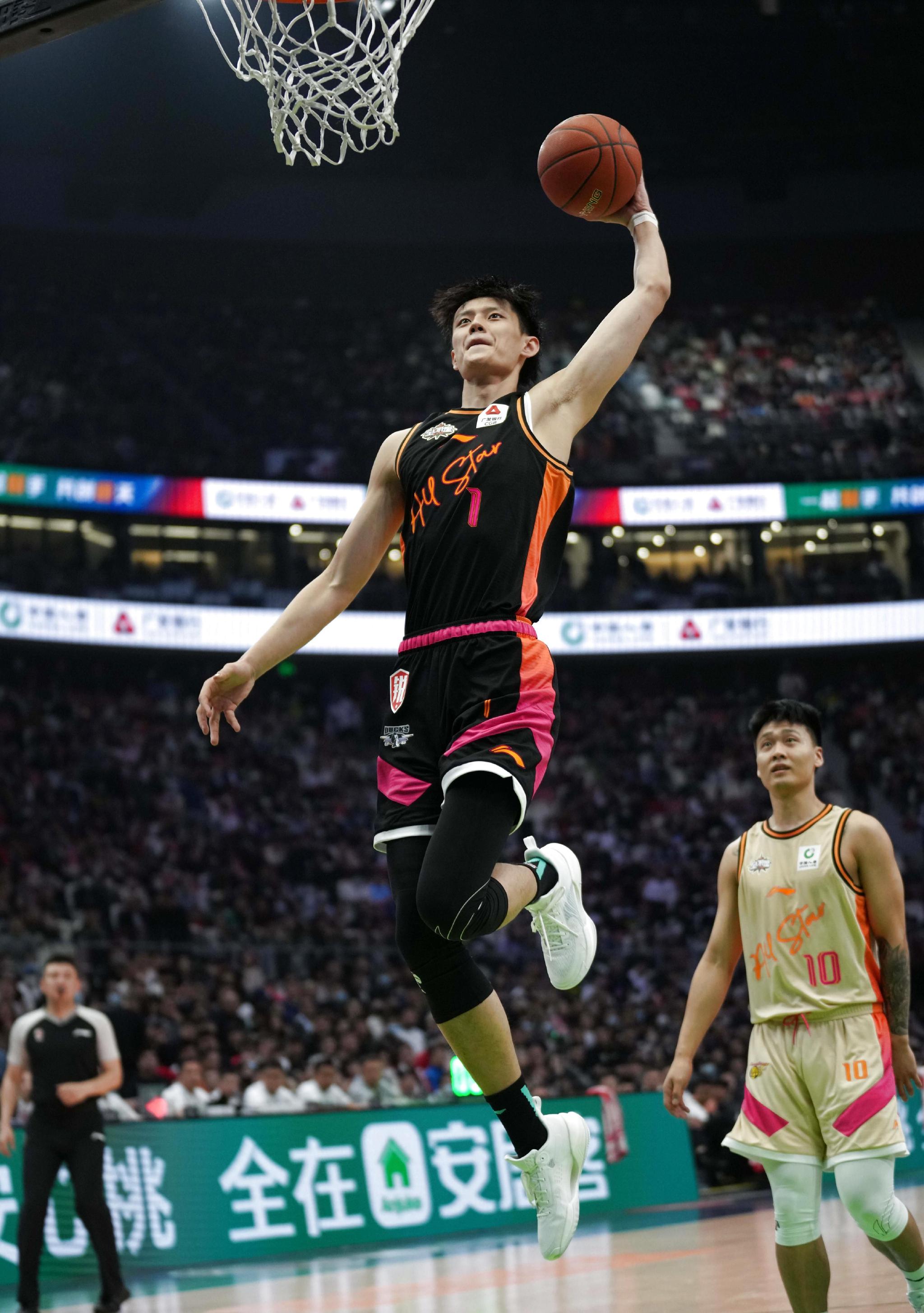 曾凡博在全明星赛中扣篮.  图/新华社