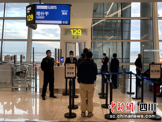 2023年成都边检站已检查出入境航班3262架次休闲区蓝鸢梦想 - Www.slyday.coM