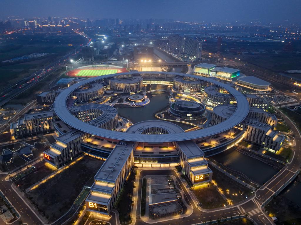 这是3月14日拍摄的太仓市娄江新城西交利物浦大学太仓校区夜景(无人机