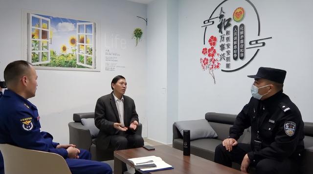 52岁保安在社交平台冒充“一级消防长”成“网红”，被行拘！休闲区蓝鸢梦想 - Www.slyday.coM