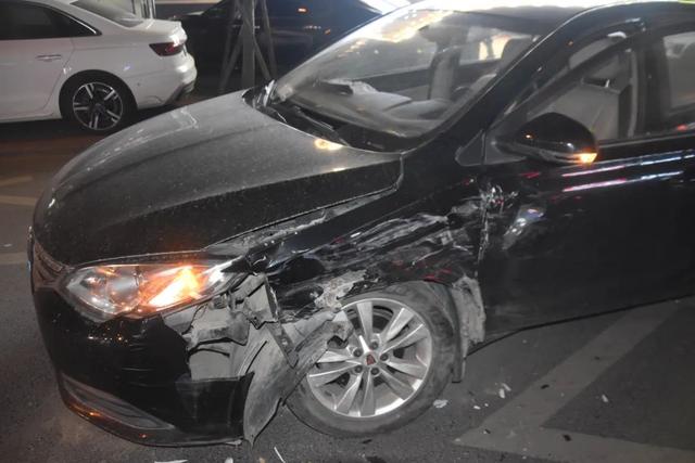 男子醉酒驾车,监控拍下撞车过程!