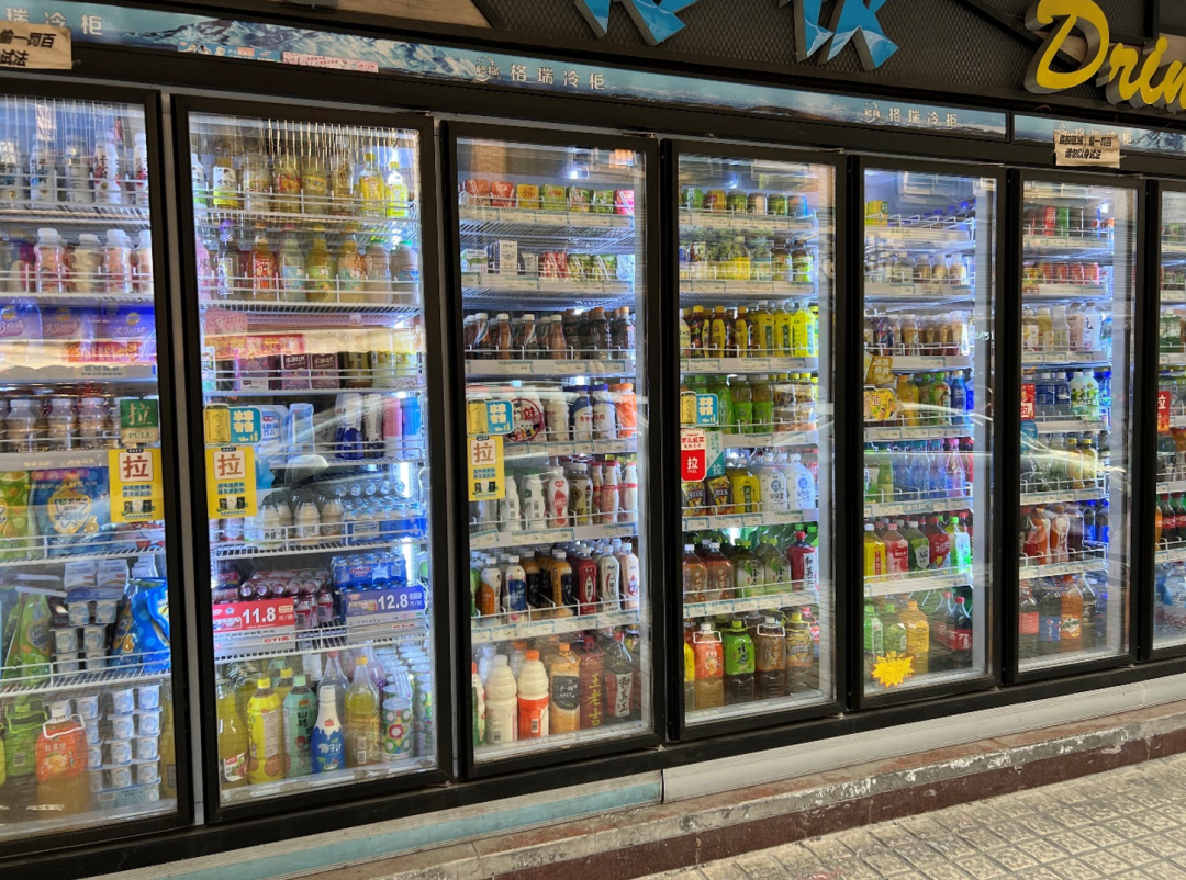 各饮料公司掀起投冰柜大战,为何"自己人"却不看好