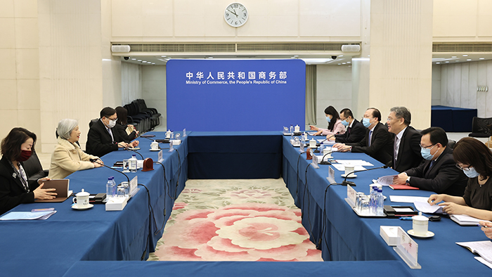 3月27日，王文濤部長會見溢達集團董事長楊敏德