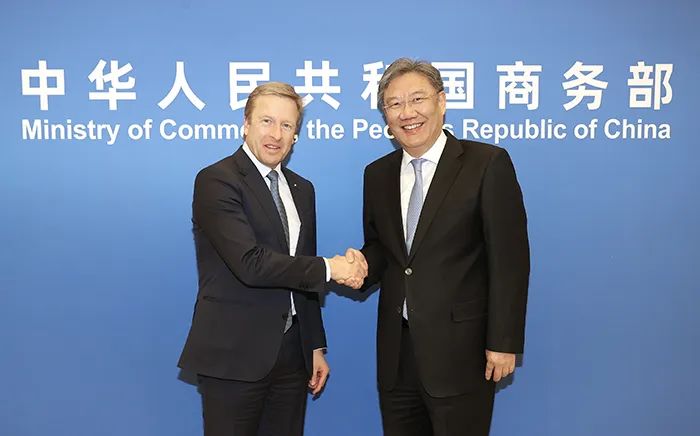 3月26日，商務部部長王文濤會見寶馬集團董事長齊普策