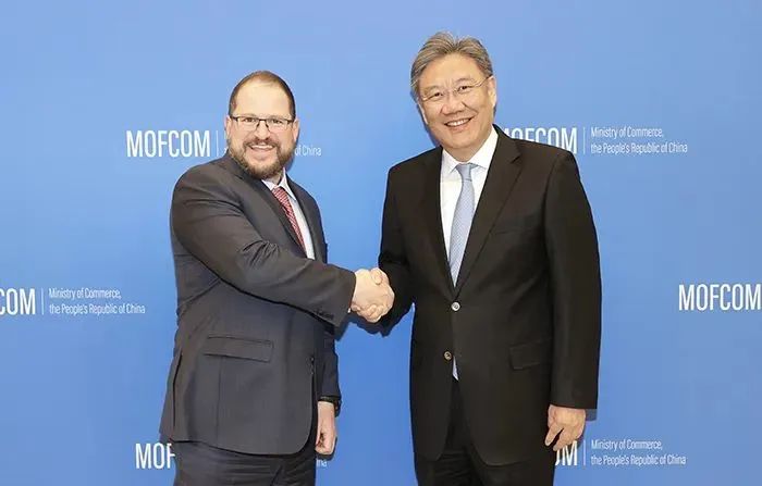 3月26日，王文濤部長會(huì)見高通公司總裁兼首席執(zhí)行官安蒙