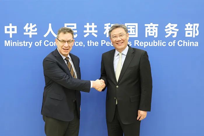 3月24日，王文濤部長會見輝瑞公司董事長兼首席執行官艾伯樂