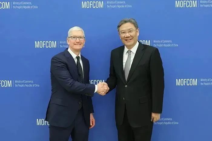 3月27日，商务部部长王文涛会见苹果公司首席执行官库克
