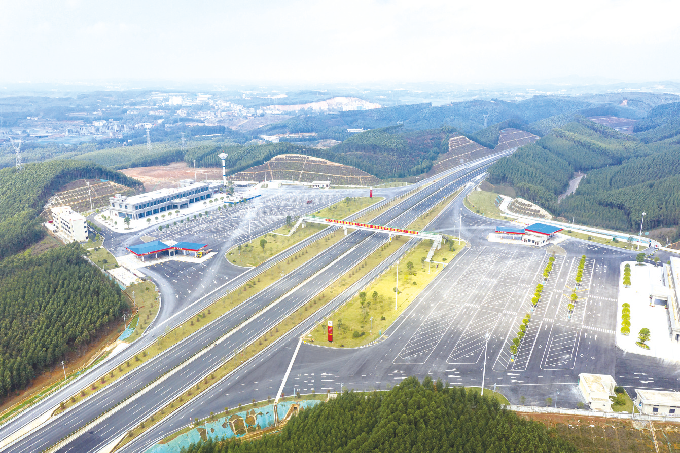     平果至南宁高速公路已于2022年12月20日建成通车。图为金陵服务区。