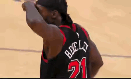 贝弗利做出捏鼻子的动作。