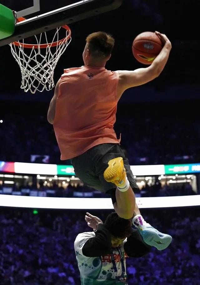 杨浩扣篮大赛夺冠.新华社供图