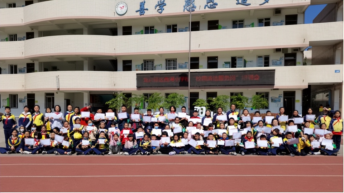 供图:成都市龙泉驿区西河小学校招聘面试正式开始前,大队委们对申请表