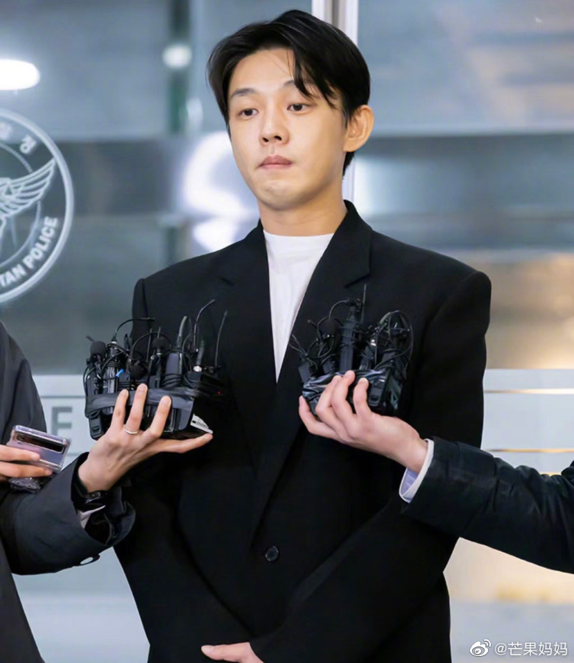 就说刘亚仁被麦克风戳脸这一幕怎么似曾相识的……|刘亚仁|麦克风_新浪新闻