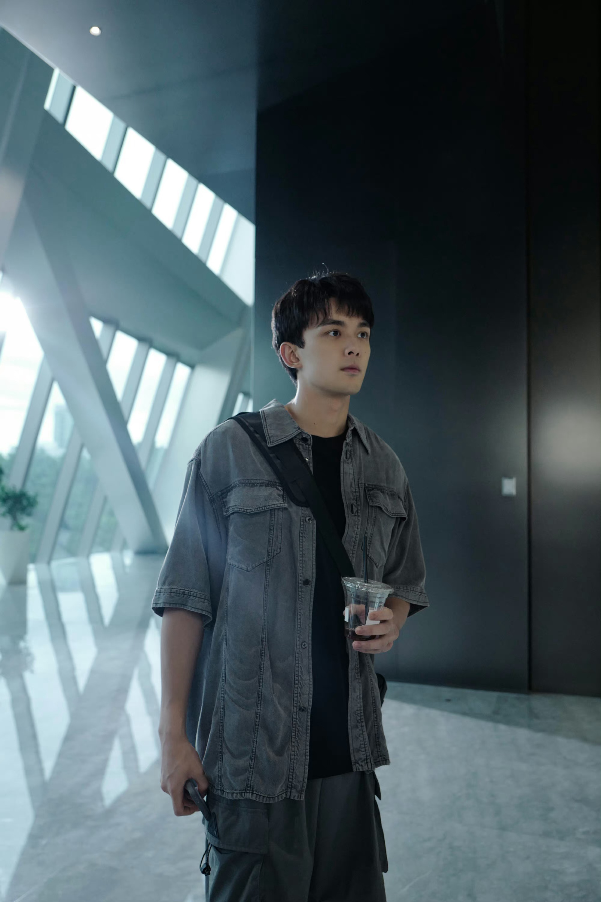 吴磊爱情而已六宫格剧照 宋三川的眼神锁定……|吴磊|剧照|眼神_新浪