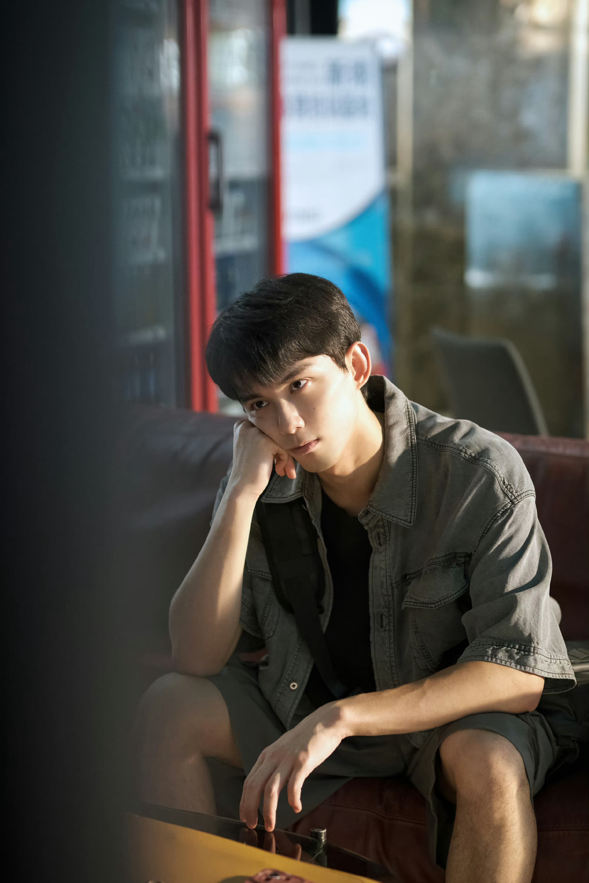 吴磊爱情而已六宫格剧照 宋三川的眼神锁定……|吴磊|剧照|眼神_新浪