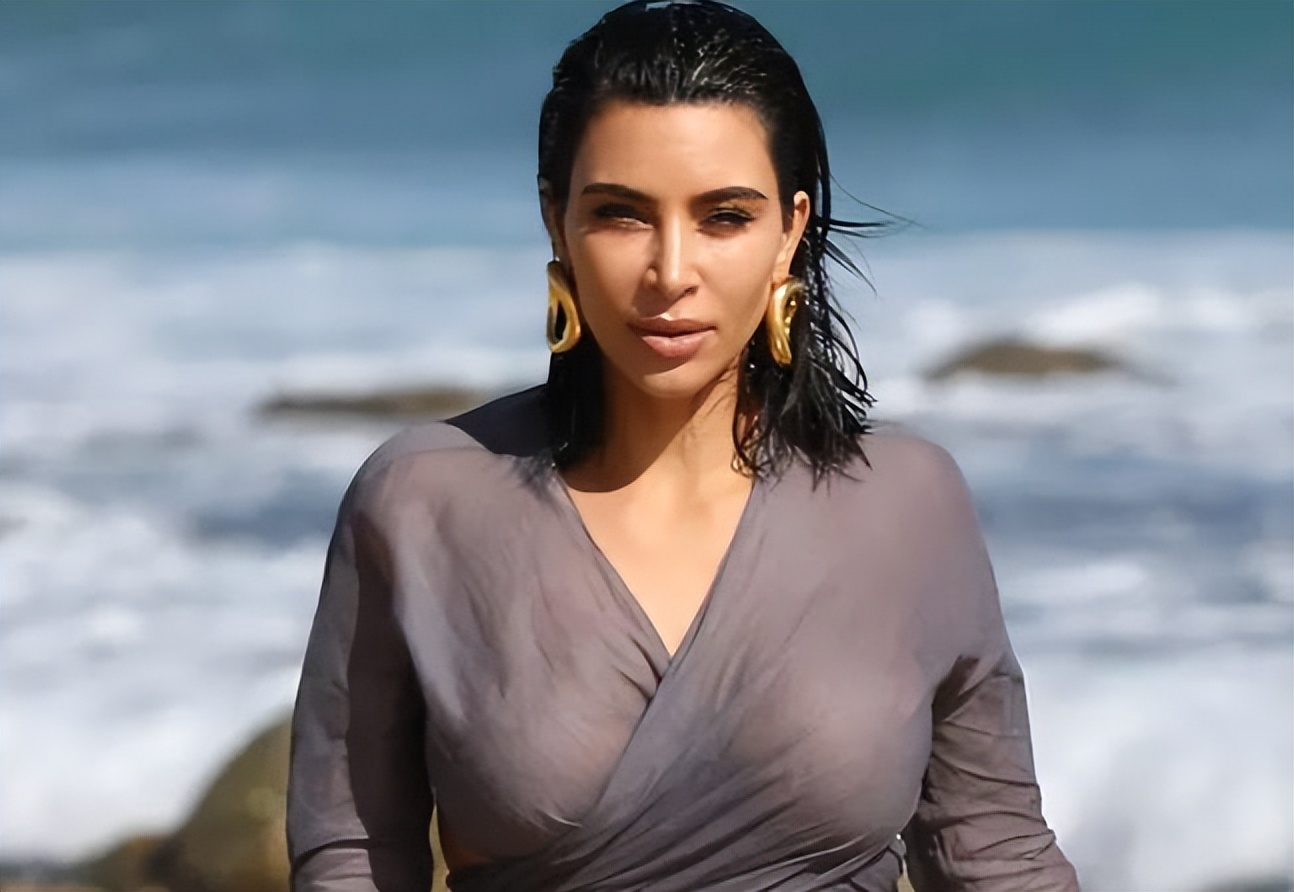 金卡戴珊久违露柯基臀,秀火辣身材!