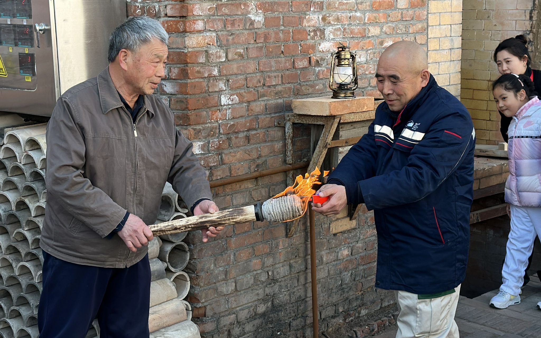 2023年2月24日，琉璃渠村，老手艺人们传递火种，点燃了一度熄灭的皇家琉璃窑火。新京报记者 王巍 摄