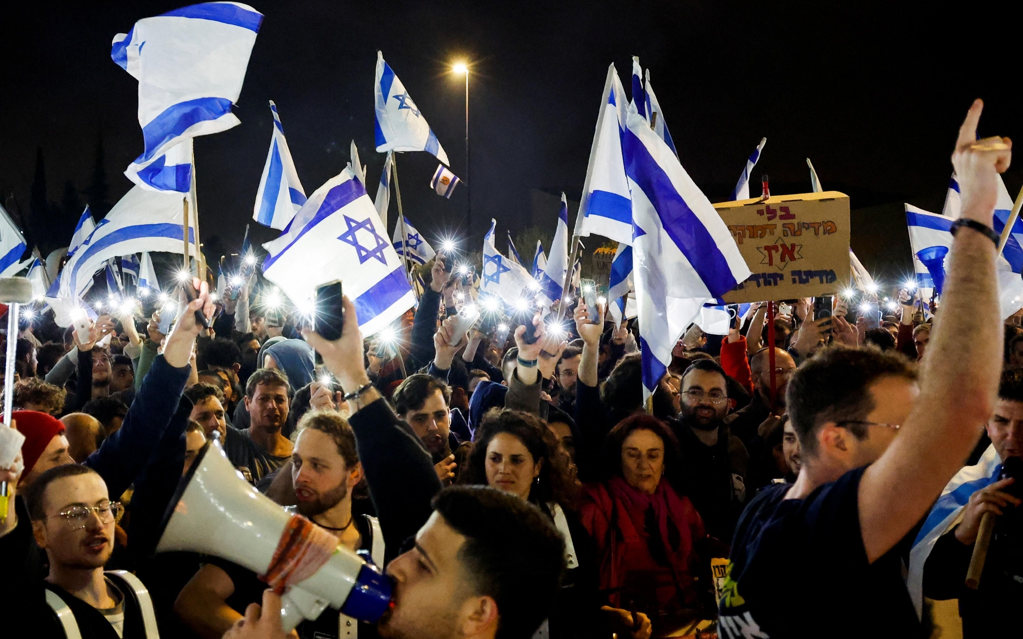 　　▲当地时间3月27日，在耶路撒冷，以色列民众举行示威活动，抗议司法改革和国防部长加兰特被解职。图/IC photo