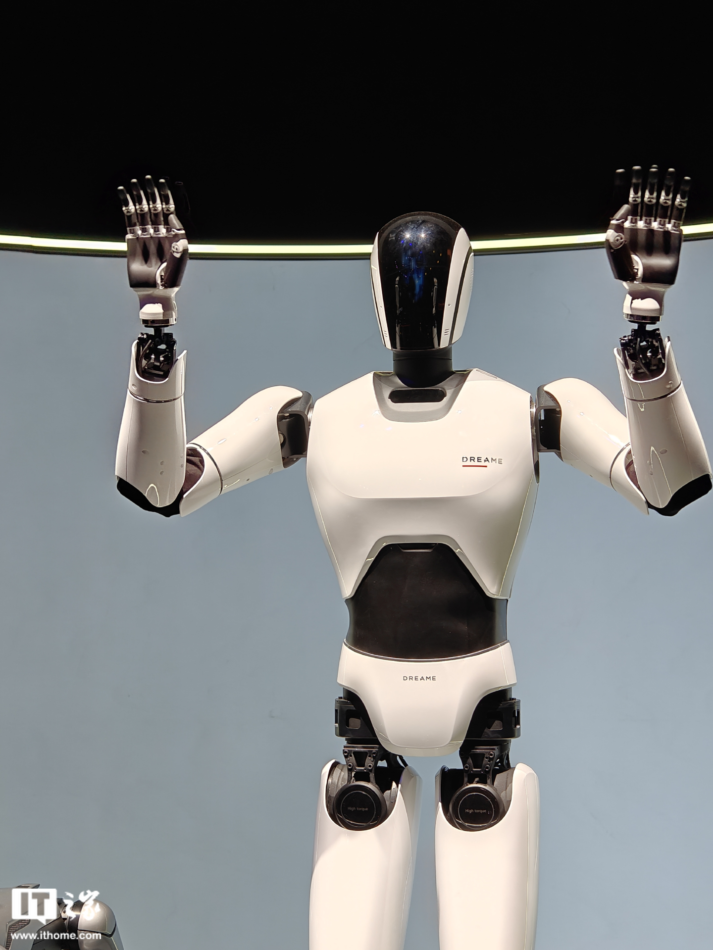追觅机器人惊艳亮相全身共44个自由度可完成单腿站立