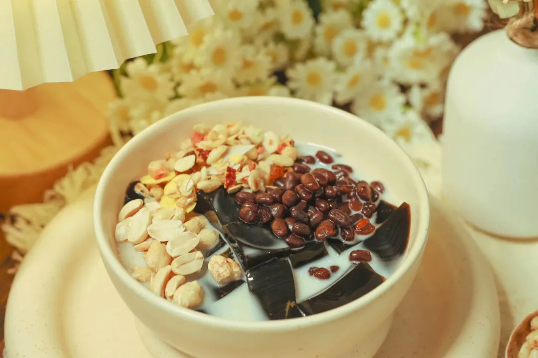 仙草资讯:一口惊艳的台湾烧仙草!天然植物炖煮,q弹爽滑,料足过瘾!