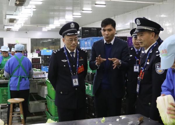 图为湖南省永州市人民政府副市长,市公安局党委书记,局长车丽华(左一)