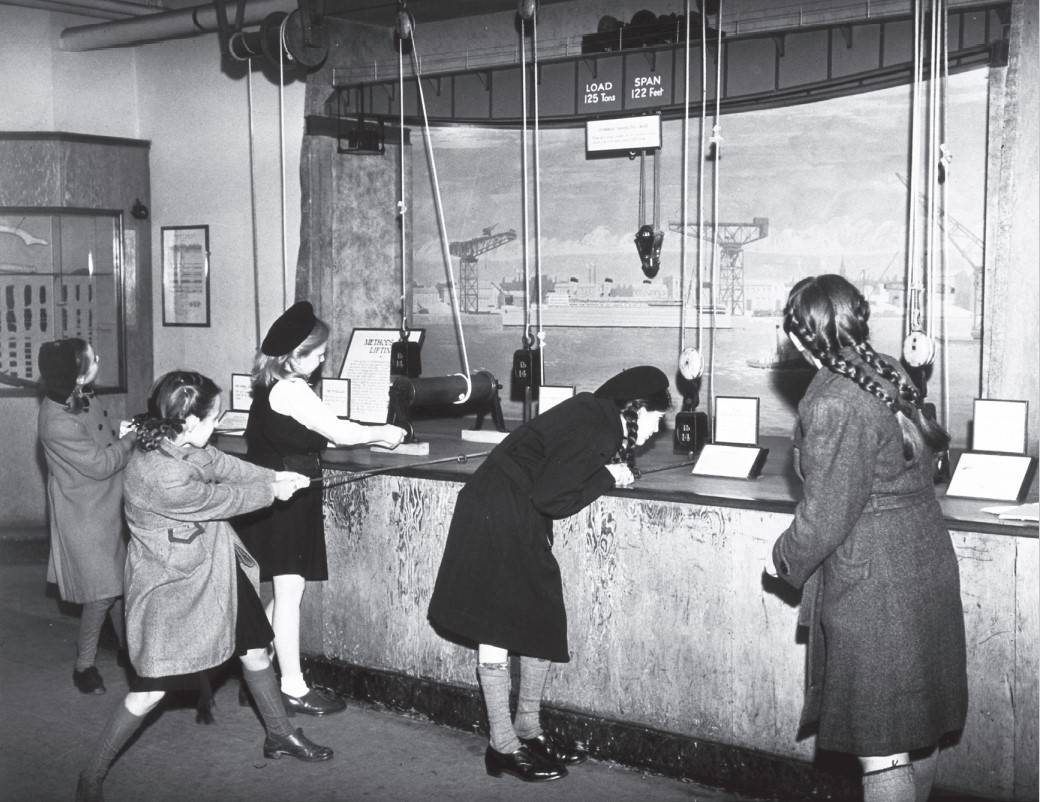 图4 1951年，伦敦科学博物馆里的小游客正在亲身体验儿童展馆内的原件展品。