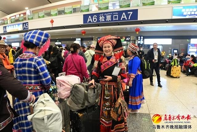 　　3月27日，在乌鲁木齐站候车大厅，乘坐Y936次塔克拉玛干环线旅游列车的乘客准备检票乘车出行。 记者陈岩摄