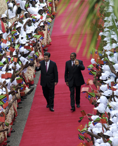 2013年3月24日，国家主席习近平在达累斯萨拉姆同坦桑尼亚前总统基奎特举行会谈。习近平和基奎特步入总统府时受到群众夹道欢迎。新华社记者 张铎 摄