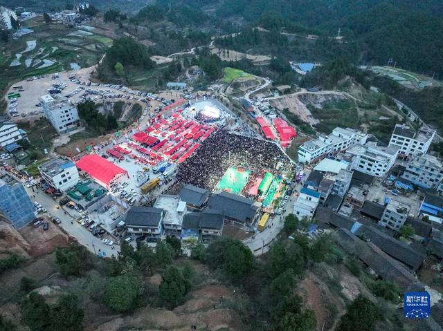 这是“村BA”比赛开始前的台盘村全景（3月26日摄，无人机照片）。 