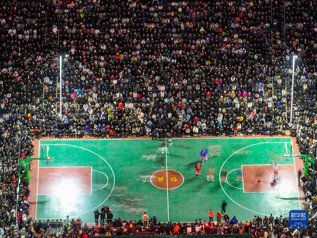 3月26日，“村BA”比赛开始前，球员在场上热身（无人机照片）。 