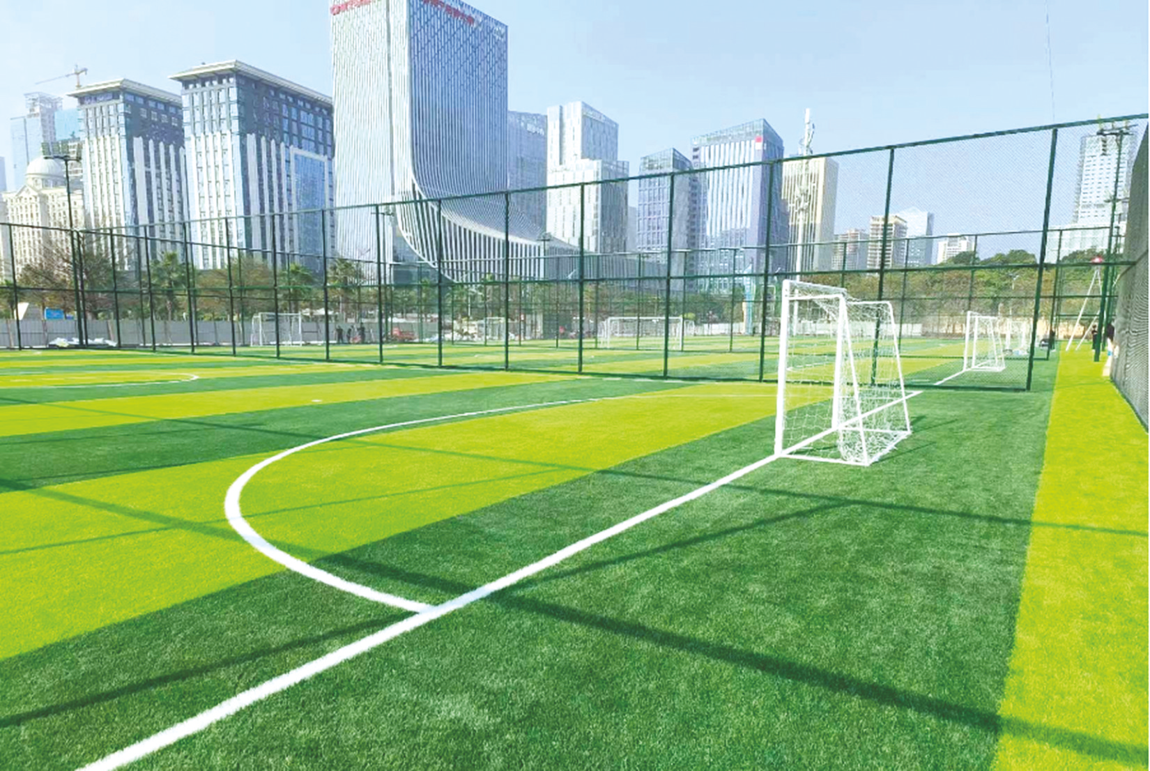 &nbsp;&nbsp;&nbsp;&nbsp;宽阔整洁的五人制足球场.