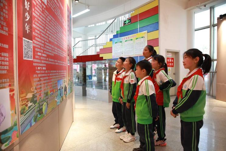 学生在北京市密云区博物馆参观密云区“新时代好少年”典型事迹展览（北京市密云区供图）