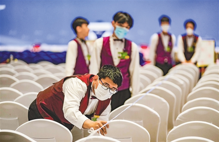 三月二十七日,在博鳌亚洲论坛国际会议中心,工作人员正在加紧布置会场