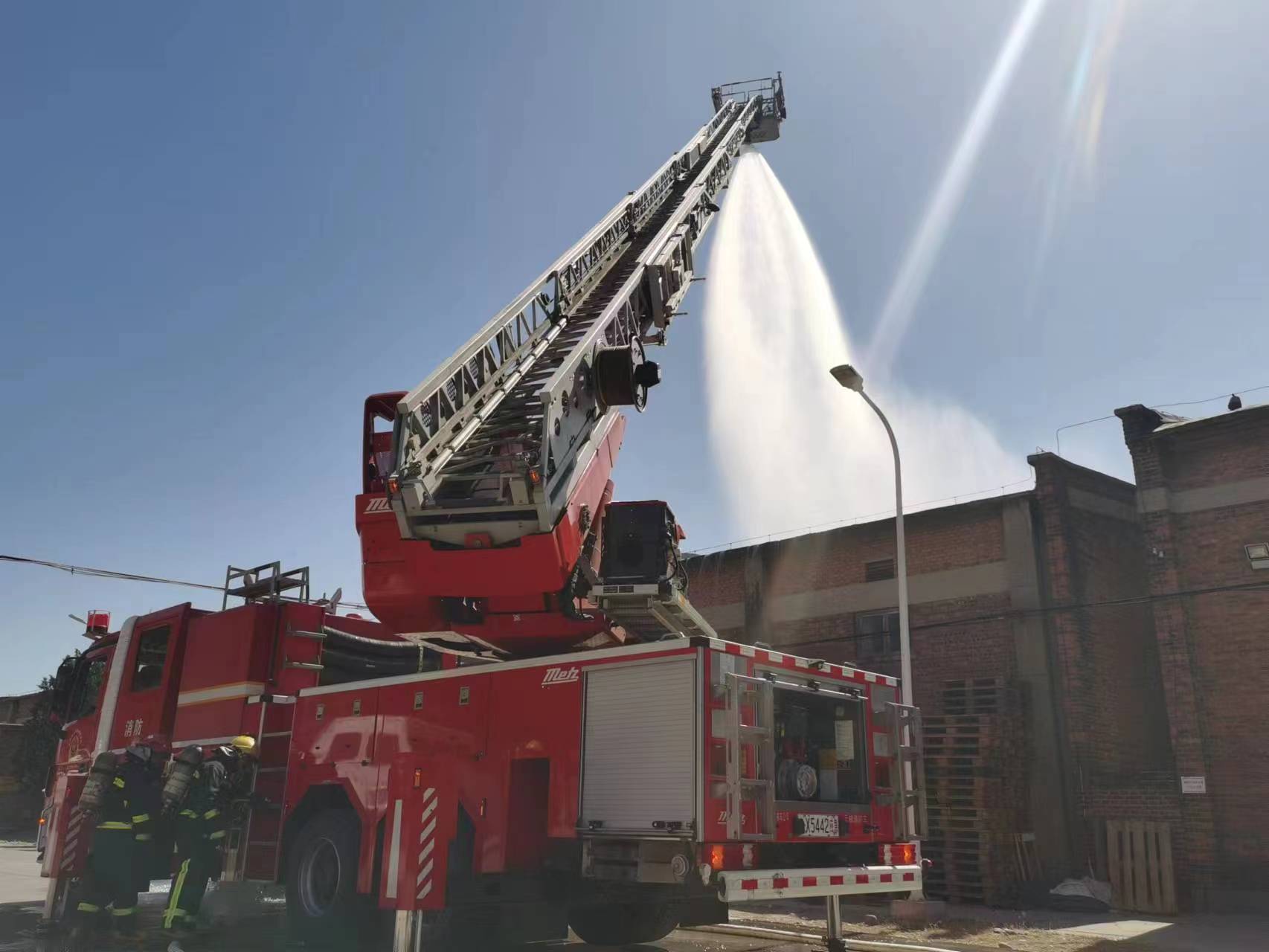 其中大瓦窑消防站成立灭火组,铺设一条干线,出2只水枪;大瓦窑消防站和