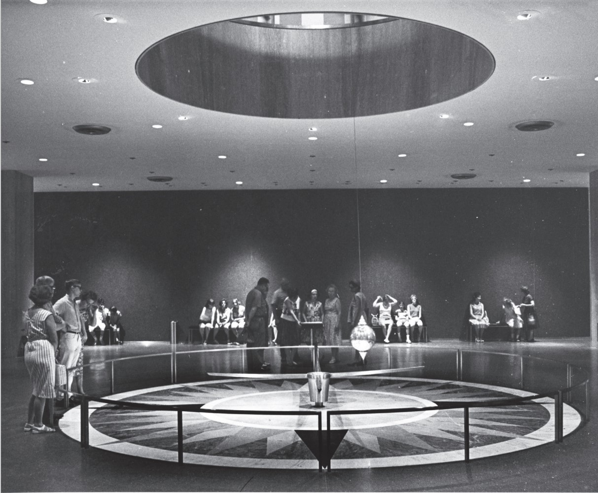 图7 1970年前后，参观者在美国历史与技术博物馆（现为国立美国历史博物馆）底层观看傅科摆。