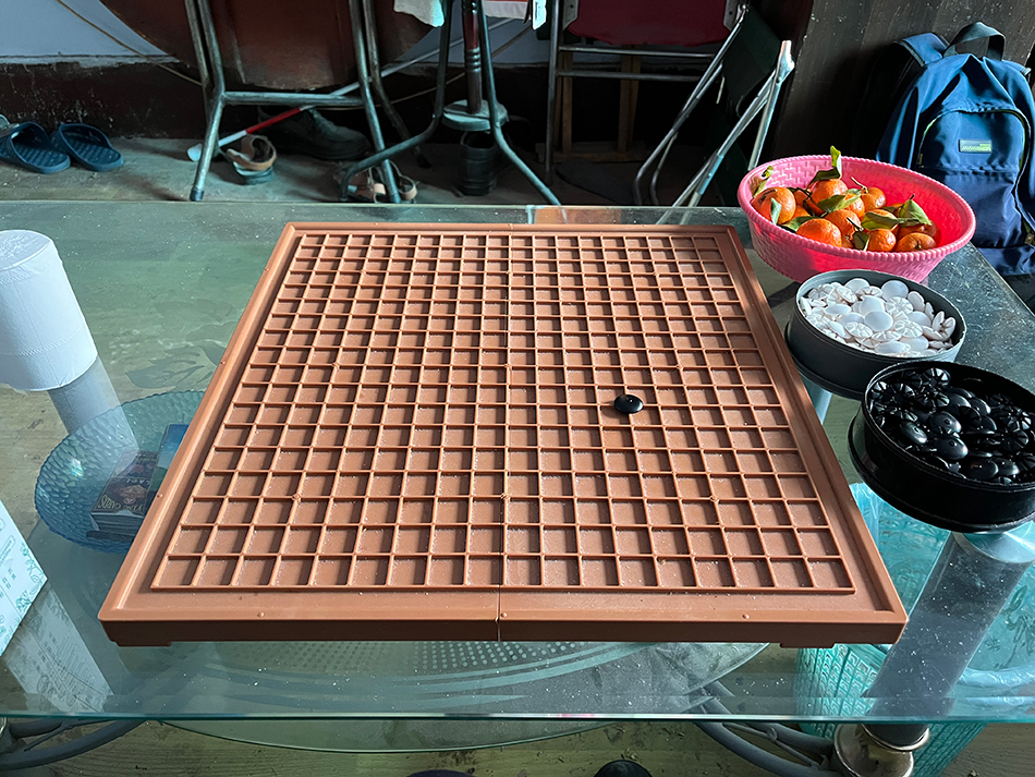 徐光霖使用的盲棋棋盘，白子表面光滑，黑子面上有一个凸起。 本文图片除特殊标注外，均为澎湃新闻记者 葛明宁 摄&nbsp;