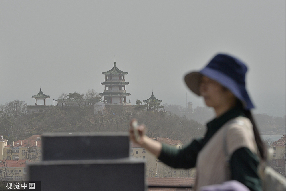 2023年3月23日，青岛，受外围沙尘暴影响，天空灰蒙蒙一片，能见度低。人民视觉  图