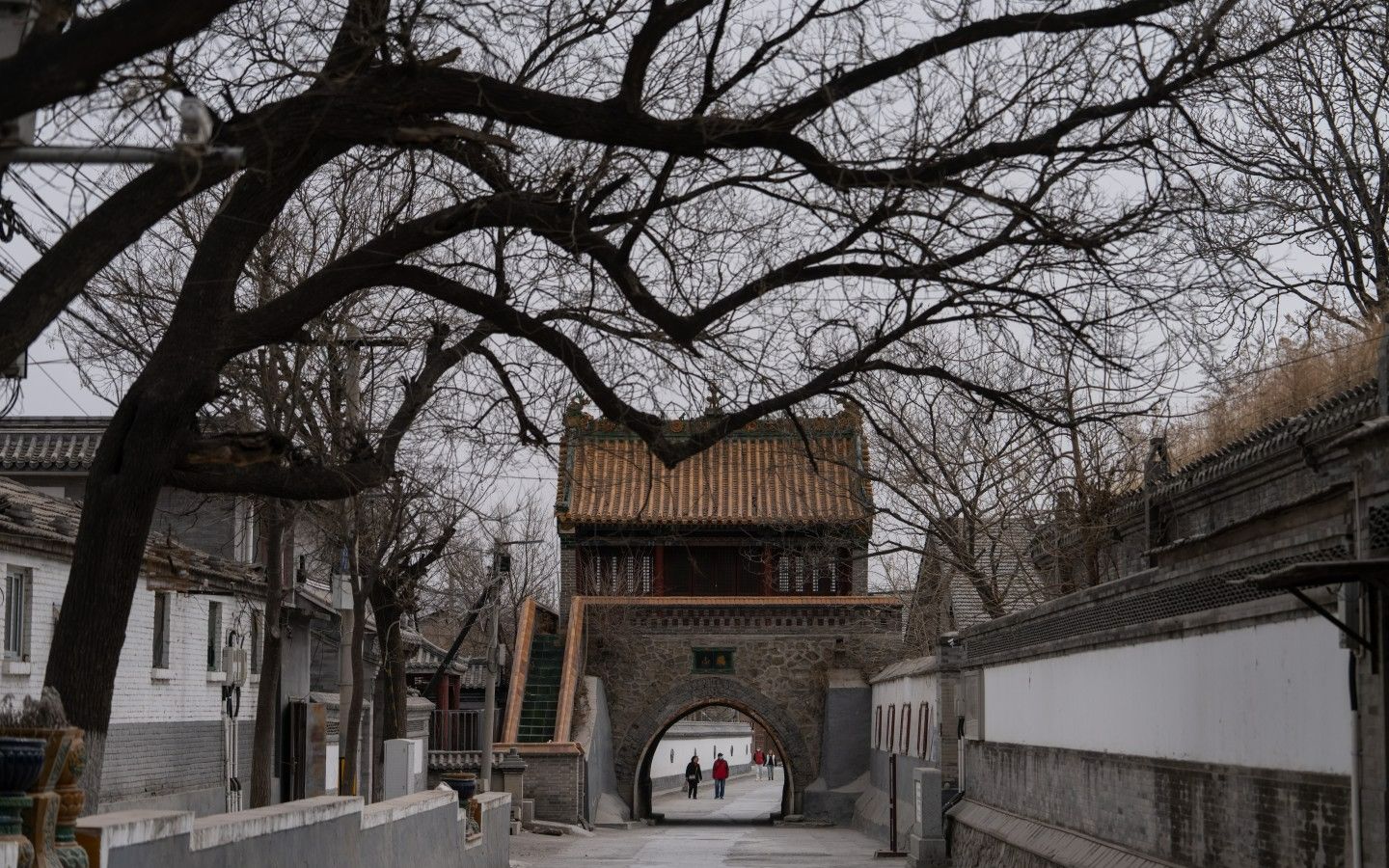 2023年3月23日，永定河畔的琉璃渠村，三官阁过街楼。新京报记者 陈杰 摄