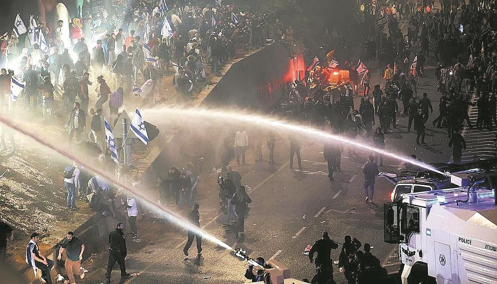 当地时间3月27日，以色列特拉维夫，抗议者在反对以色列政府司法改革的集会上与警察发生冲突